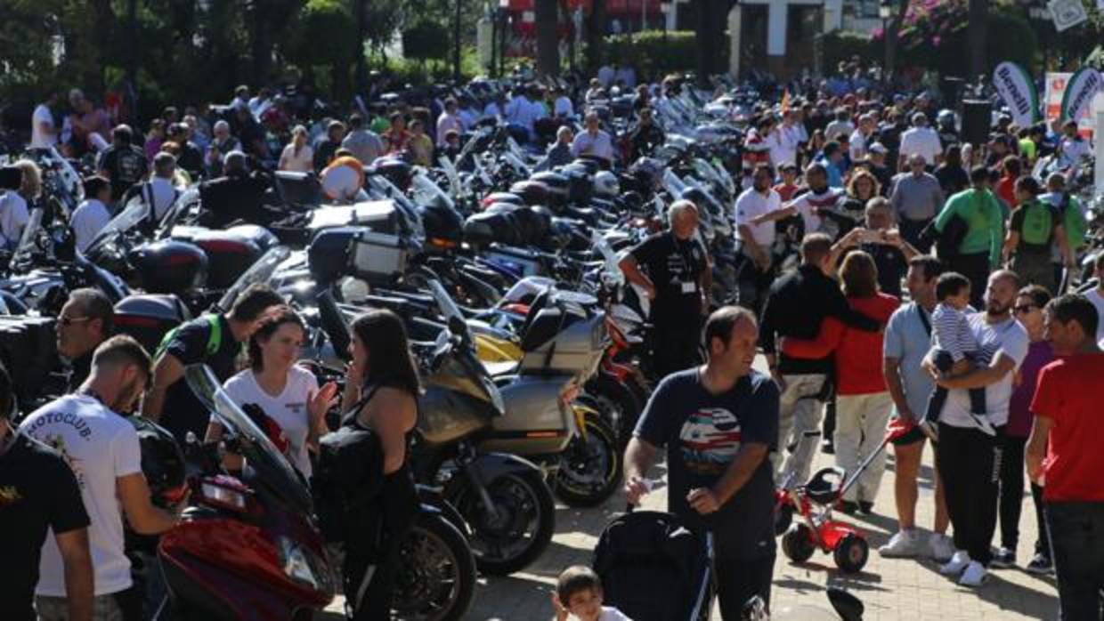 Asistentes a la concentración junto a las motocicletas