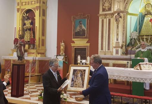 El hermano mayor de Toledo entrega un cuadro al de Córdoba