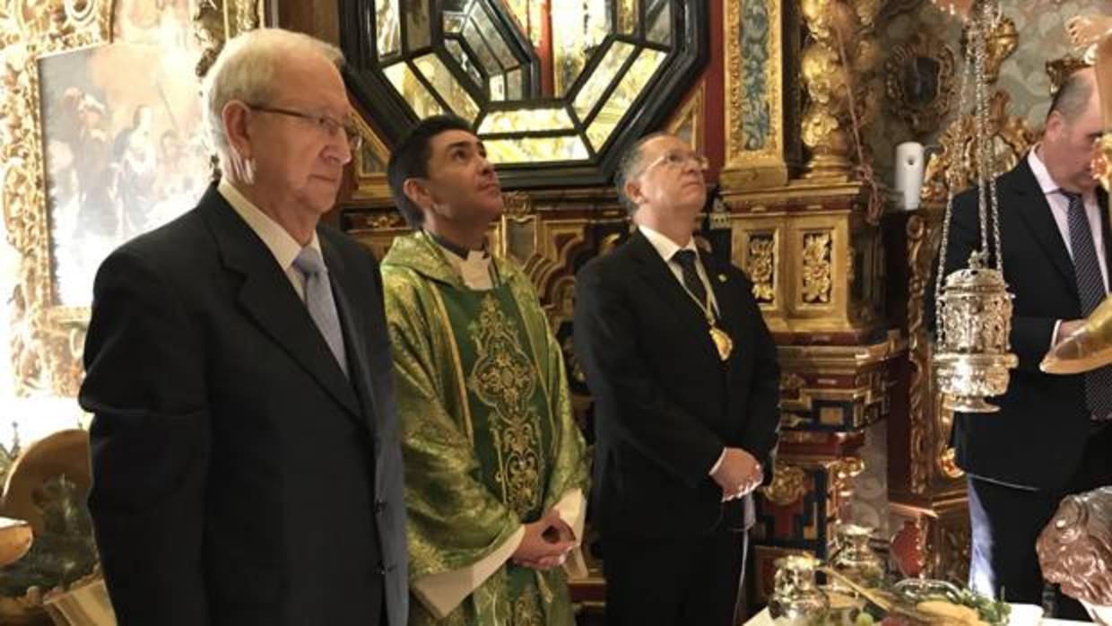 El protagonista de la ofrenda, a la izquierda