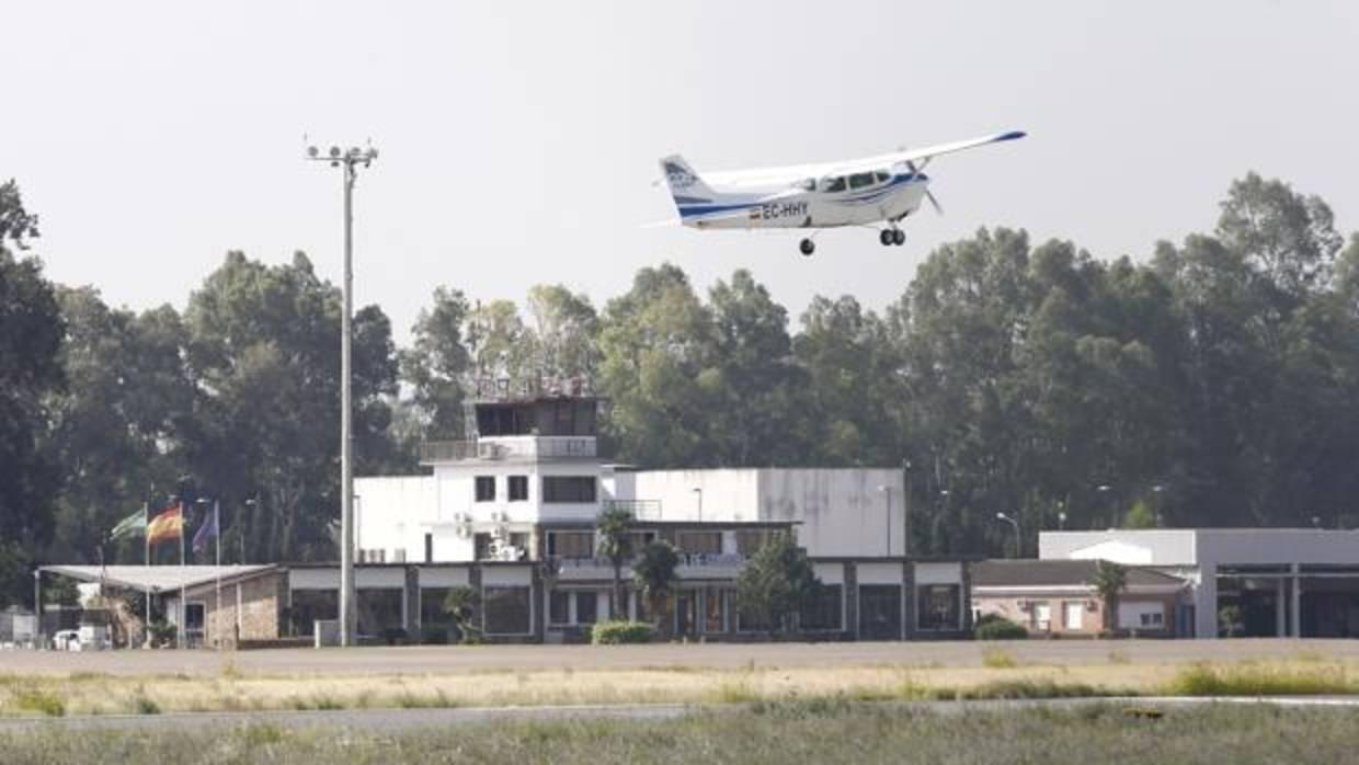 Un avión despegando del aeropuerto de Córdoba