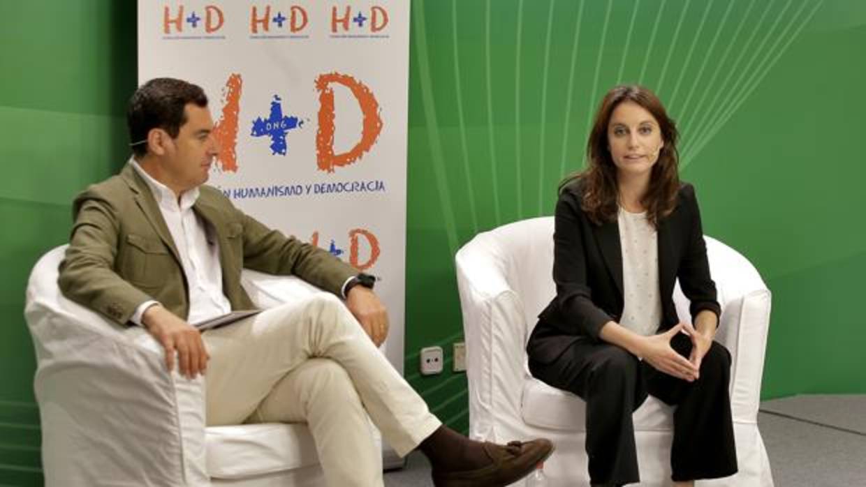 Andrea Levy y Juanma Moreno en un foro sobre el impuesto de sucesiones en la sede del PP andaluz