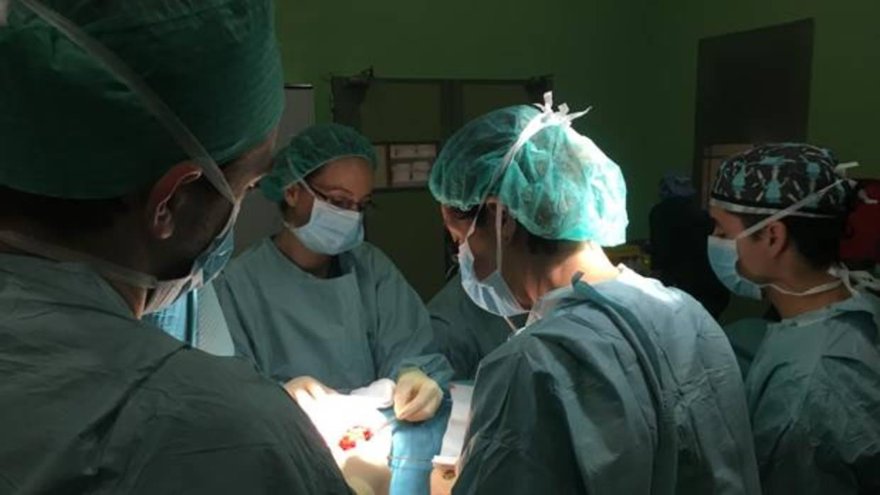 Un momento de la intervención del cáncer de mama con la técnica de radiofrecuencia