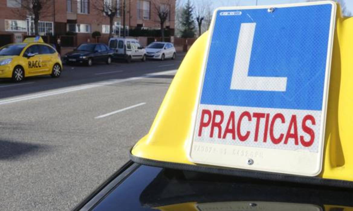 Coches de varias autoescuelas realizando prácticas