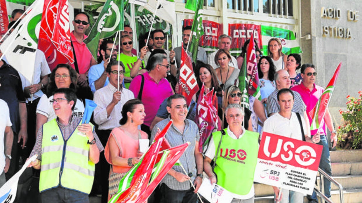 Protesta de sindicatos judiciales a las puertas de los juzgados cordobeses