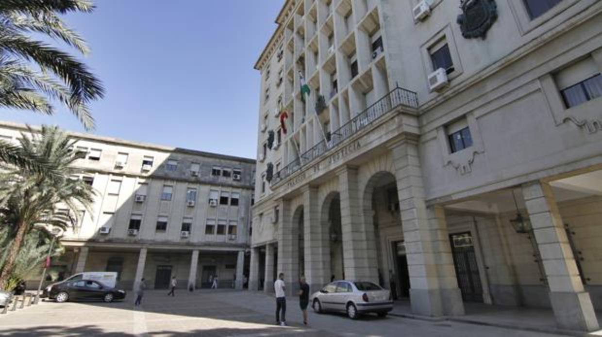 Fachada de los Juzgados en el Prado en Sevilla