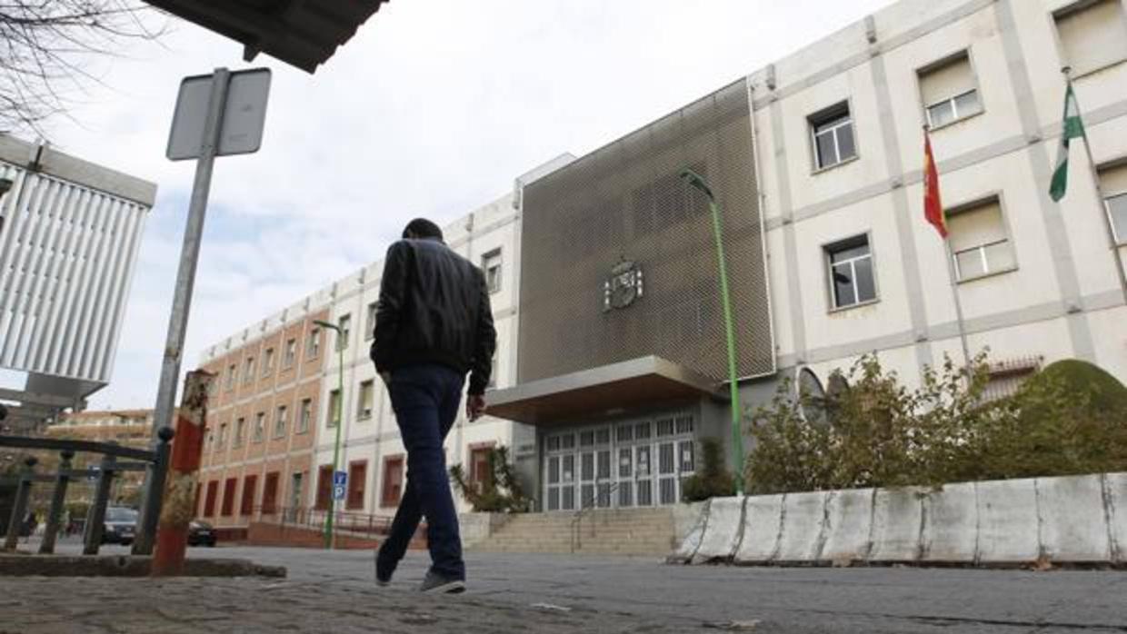 Un hombre pasa frente a la sede de los juzgados