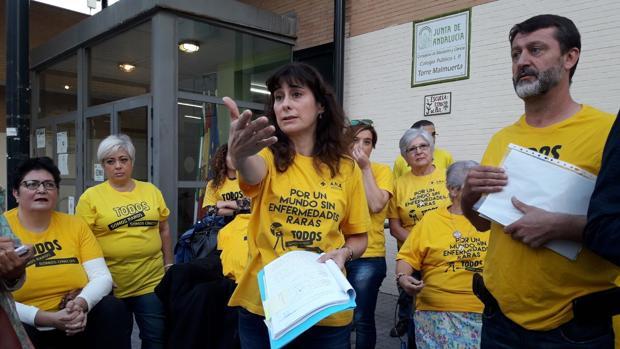 Familiares del menor, en el colegio Torre de la Malmuerta