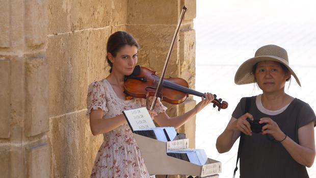 La violinista de la Puerta del Puente reclama una indemnización al Ayuntamiento de Córdoba