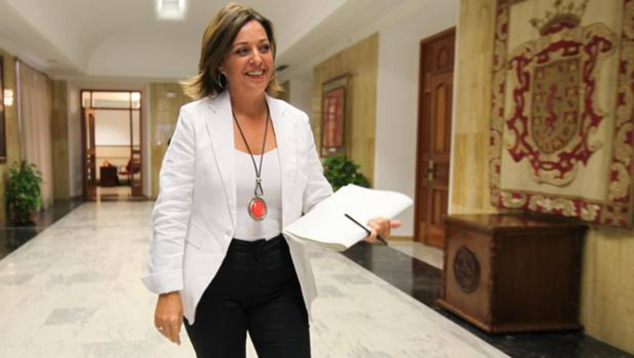 La alcaldesa, Isabel Ambrosio, antes de una comparecencia en el Ayuntamiento de Córdoba