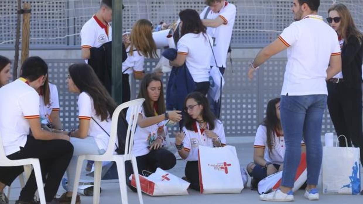 Jóvenes cofrades en el patio del colegio de la Trinidad, este sábado