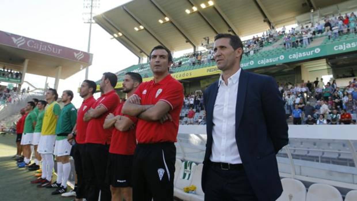 Juan Merino, de traje, en el que fue su debut en El Arcángel