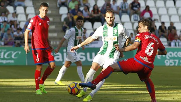 Edu Ramos realiza un pase ante Iñigo Pérez en el Córdoba CF-Numancia