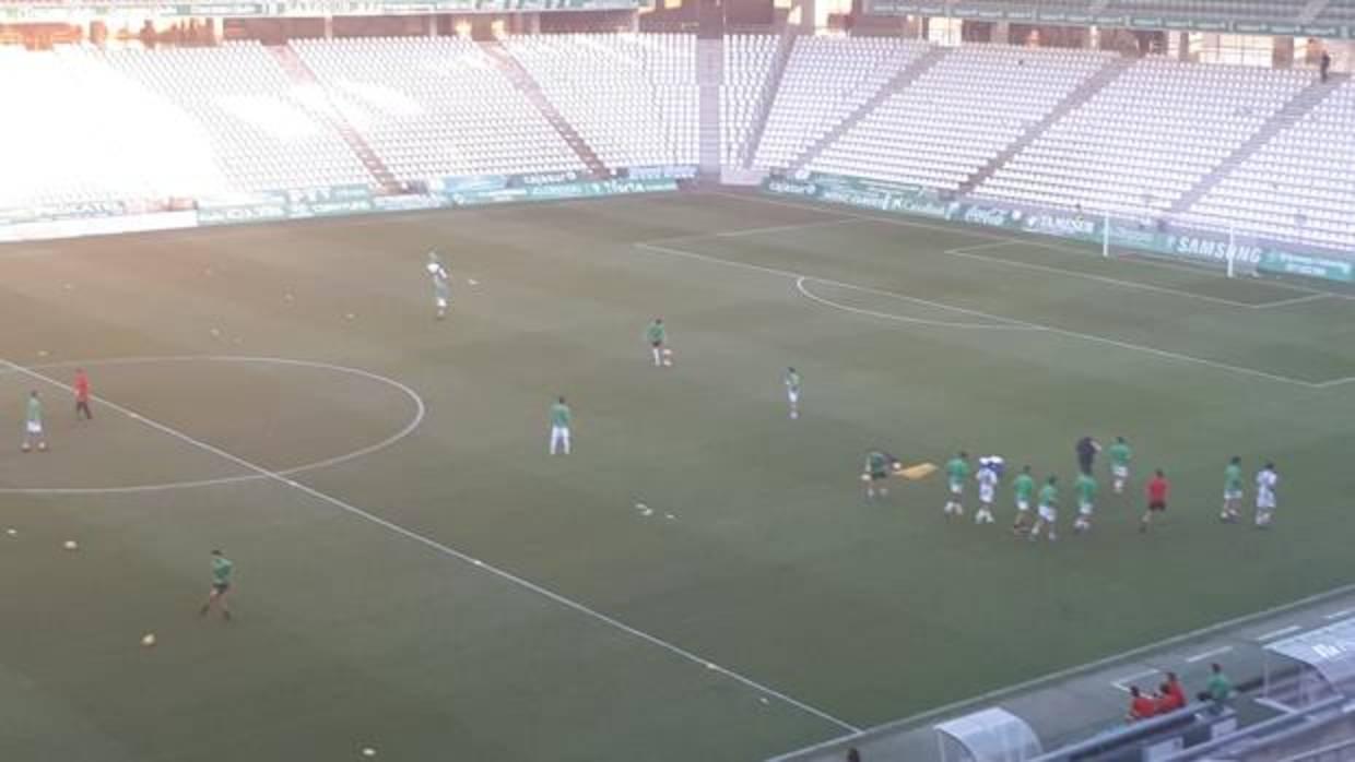 La plantilla del Córdoba CF al completo entrena ayer a la conclusión del partido ante el Numancia