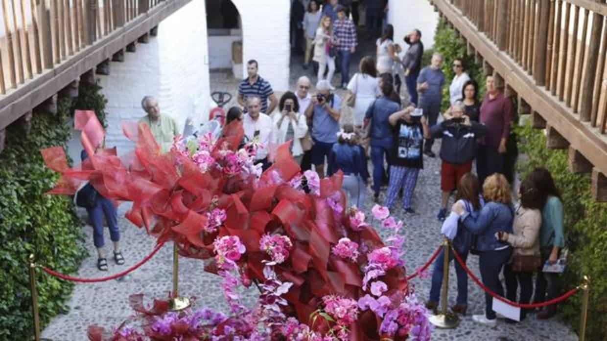 Numerosos visitantes fotografían la instalación de la Plaza del Potro, que obtuvo el primer premio