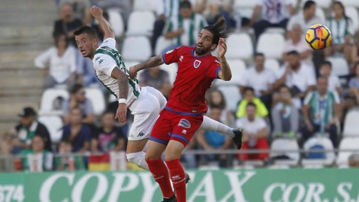 Dani Pinillos vuela en una disputa del balón