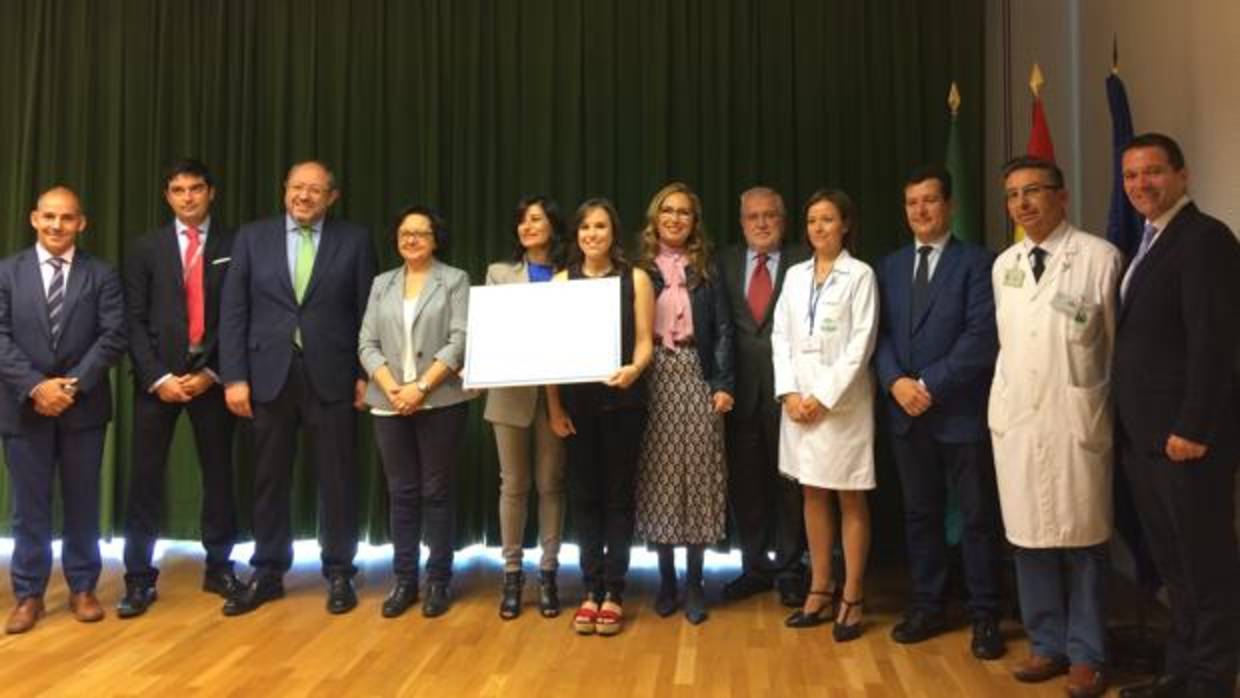 Marta Guerrero, en el centro, en la entrega de su beca