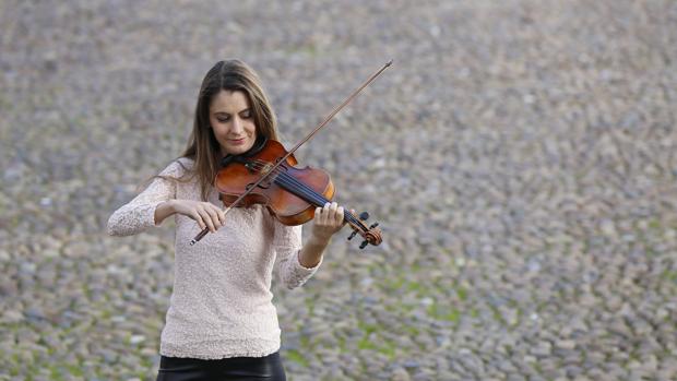 La petición de 50.000 euros de la violinista de la Puerta del Puente al Ayuntamiento enciende las redes