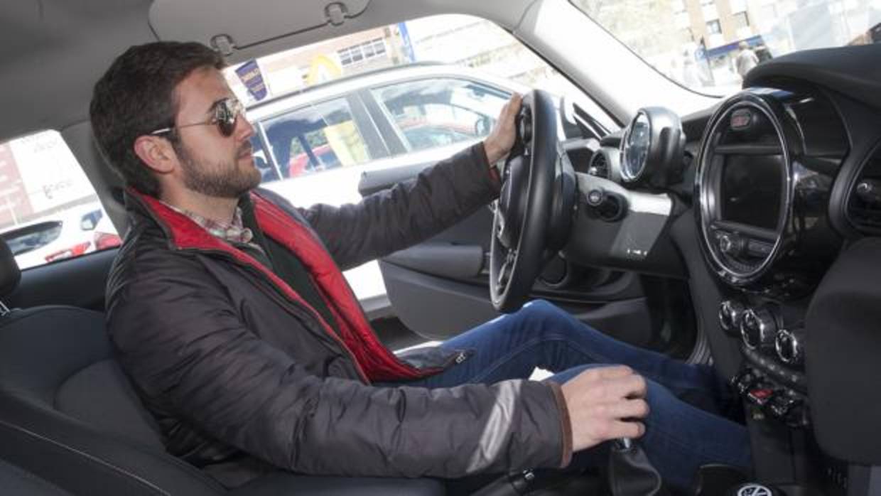 Un joven prueba un coche en una feria del motor en Córdoba