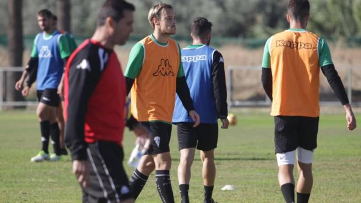 Javi Lara pasea con rostro serio en el entrenamiento del martes en la Ciudad Deportiva