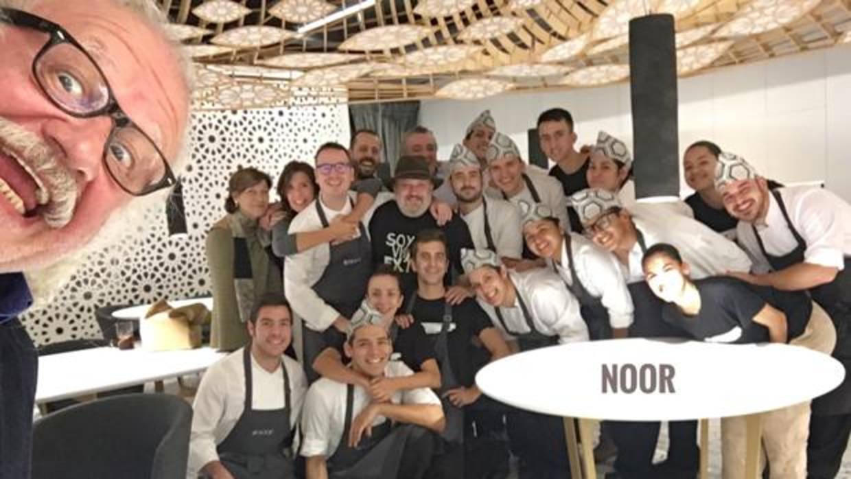 Juan Echanove, con el equipo del restaurante Noor