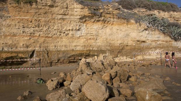 El acantilado de Conil necesita 2,5 millones de euros para no caerse