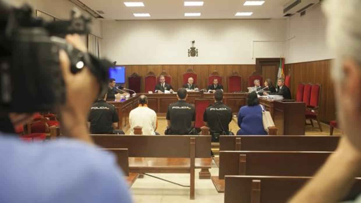 Juicio a los padres acusados de violación a sus hijos