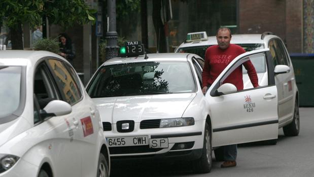 El suplemento de los taxis a partir del quinto pasajero se queda en dos euros