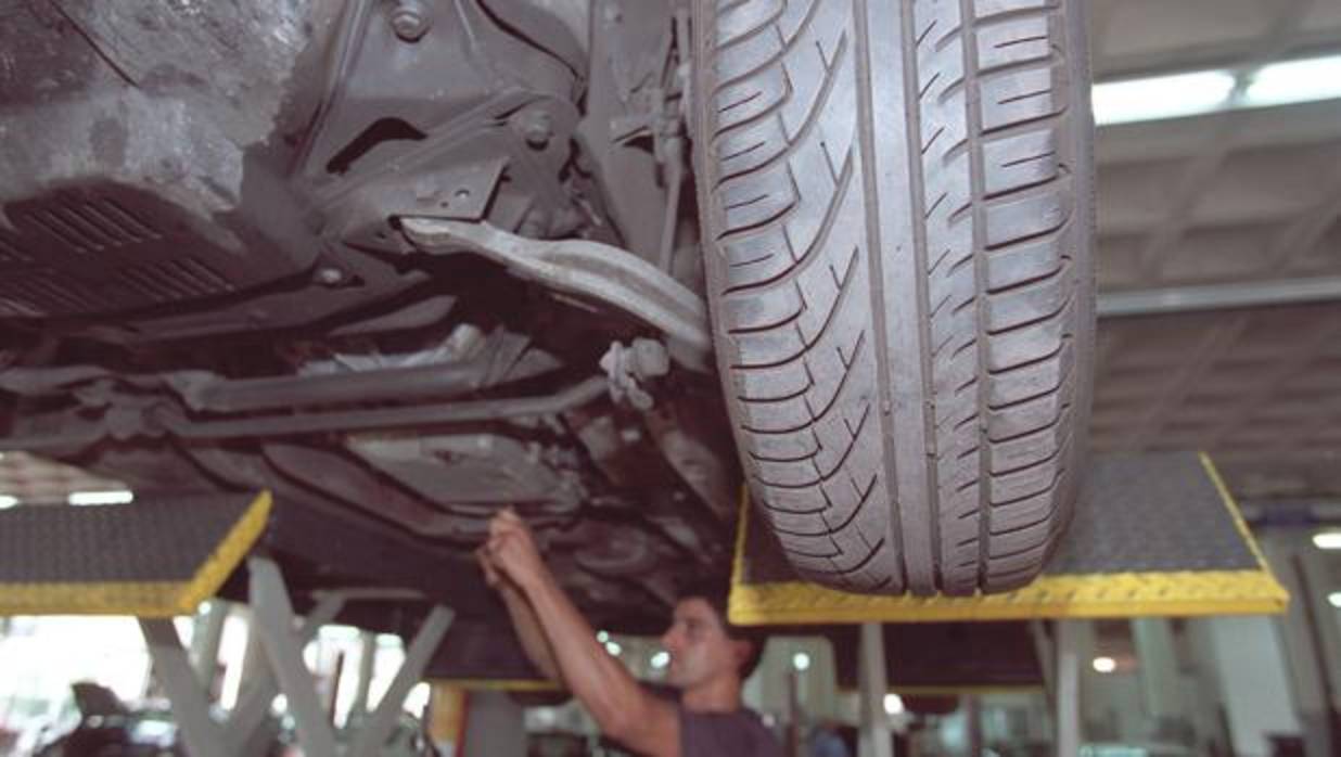 Un mecánico trabajando en un taller