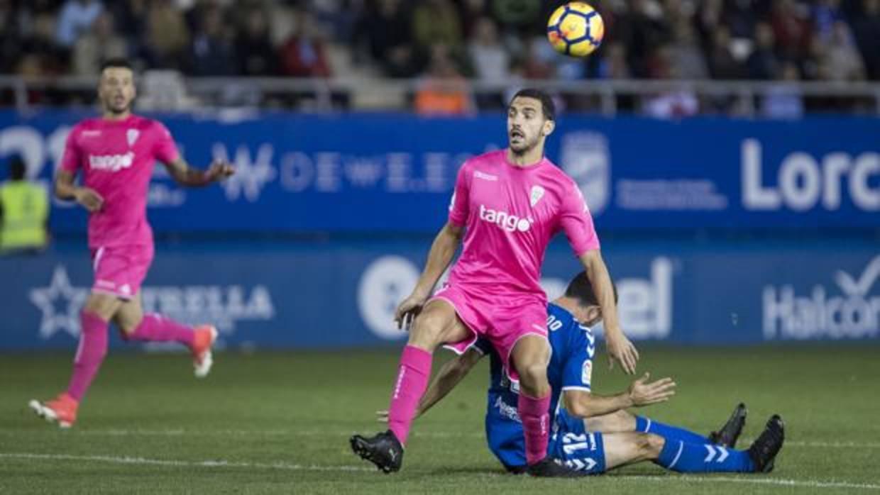 Alex Vallejo corta el avance de un rival durante el duelo en Lorca