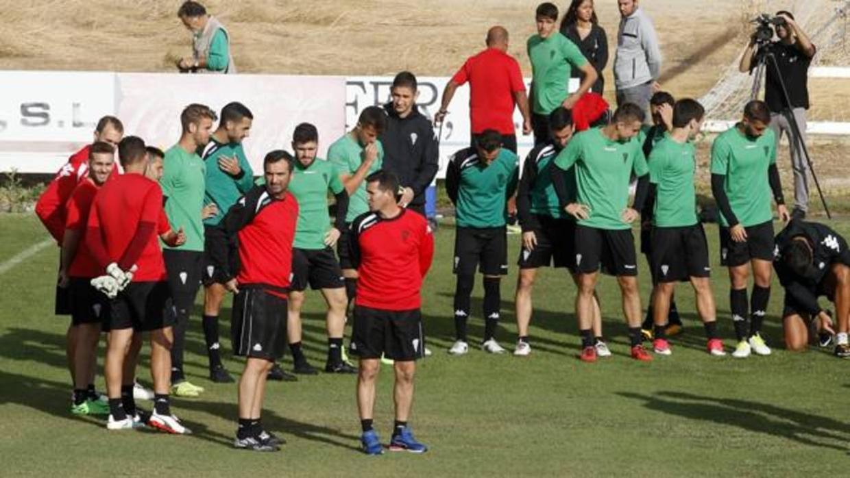 Técnicos y jugadores del Córdoba antes de una sesión