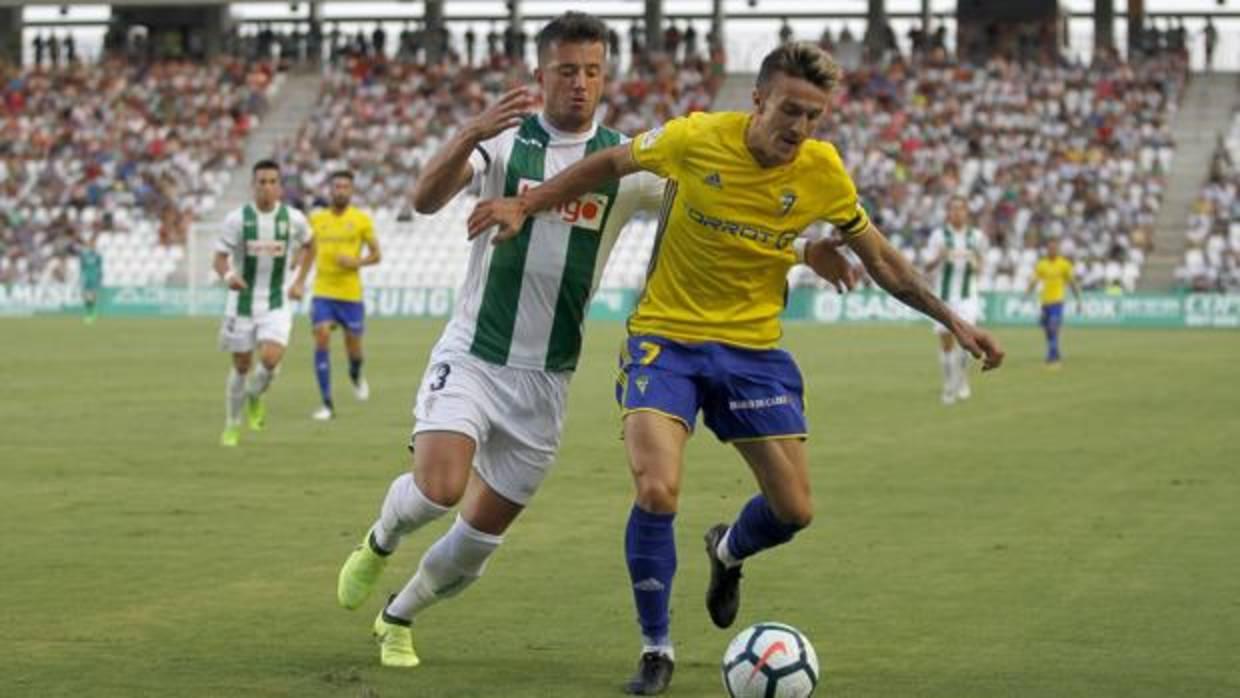 Dani Pinillos presiona la salida de un rival ante el Cádiz