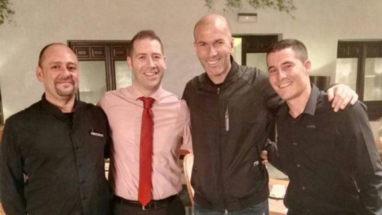 Zidane con los empleados de un céntrico hotel de la ciudad