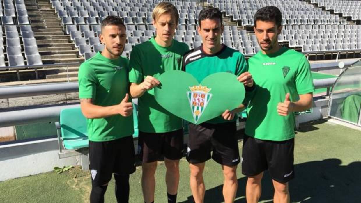 Los jugadores, con un corazón del Córdoba, en la campaña «Al Córdoba le late»