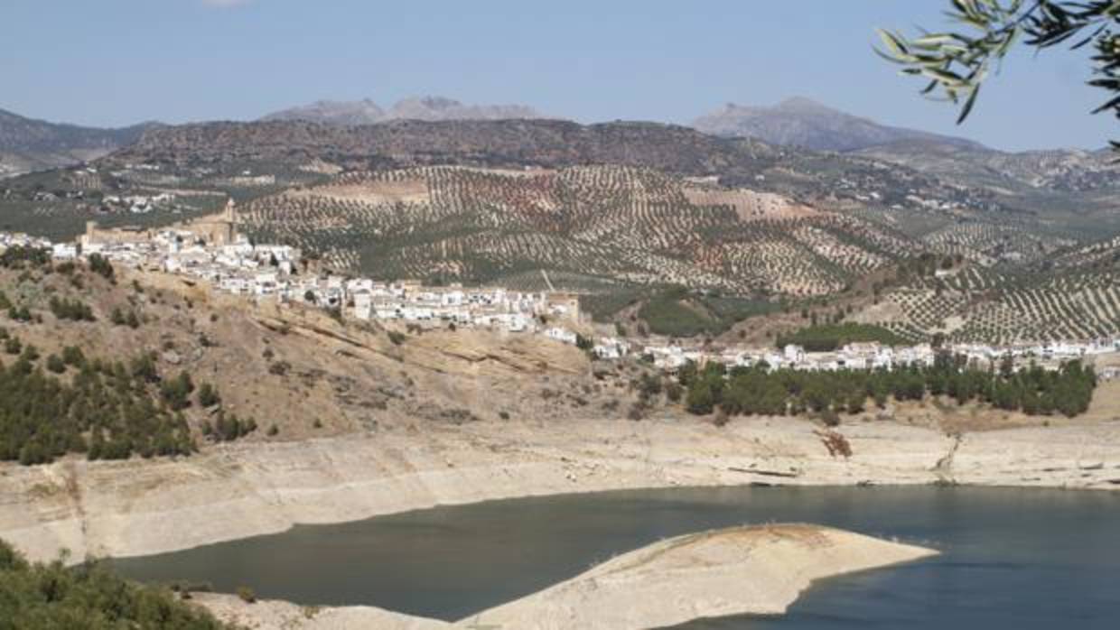 Vista reciente del pantano de Iznájar con las reservas bajas