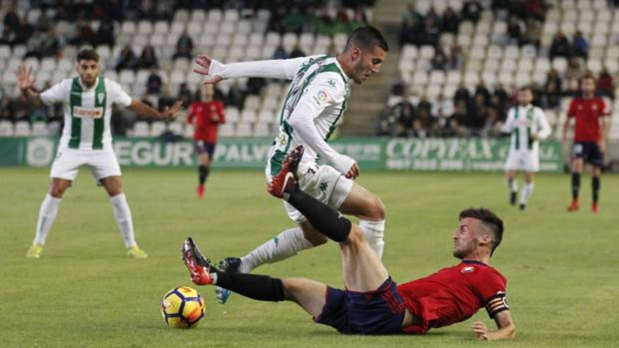 Sergi Guardiola pelea el esfériico durante el Córdoba-Osasuna