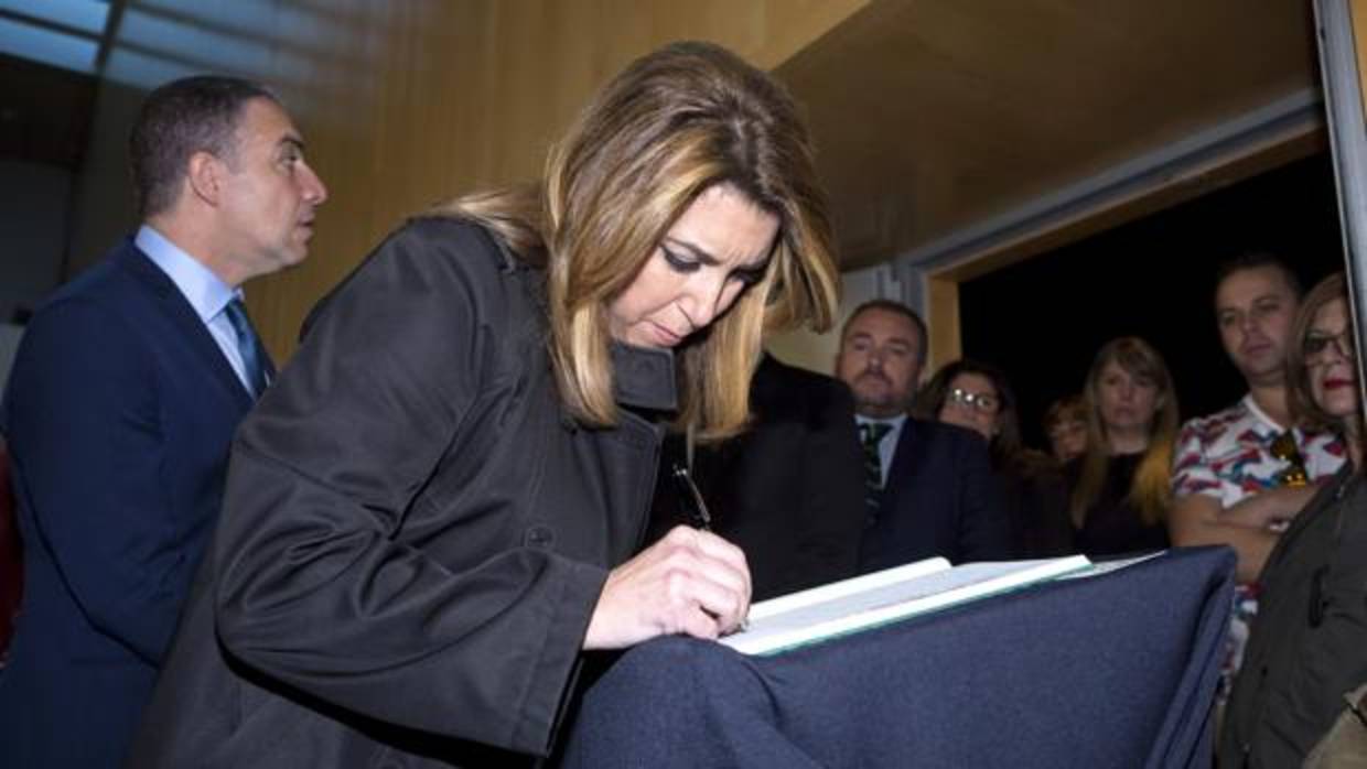 Susana Díaz firma en el libro de condolencias por la muerte de Chiquito de la Calzada