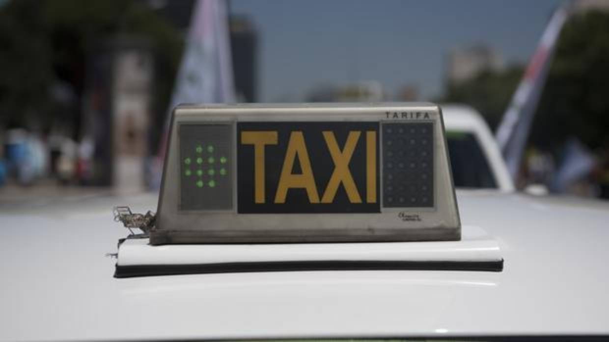 Varias personas observaron cómo un menor de edad conducía un taxi