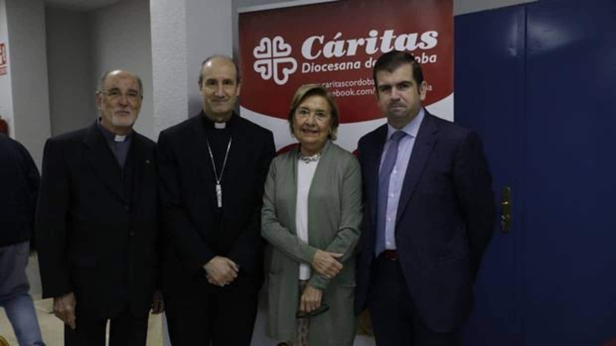 Monseñor Jesús Fernández, con los responsables de Cáritas en Córdoba