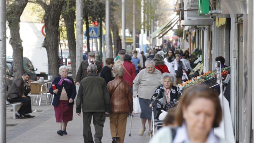 Ciudadanos caminan por la acera de Gran Vía Parque