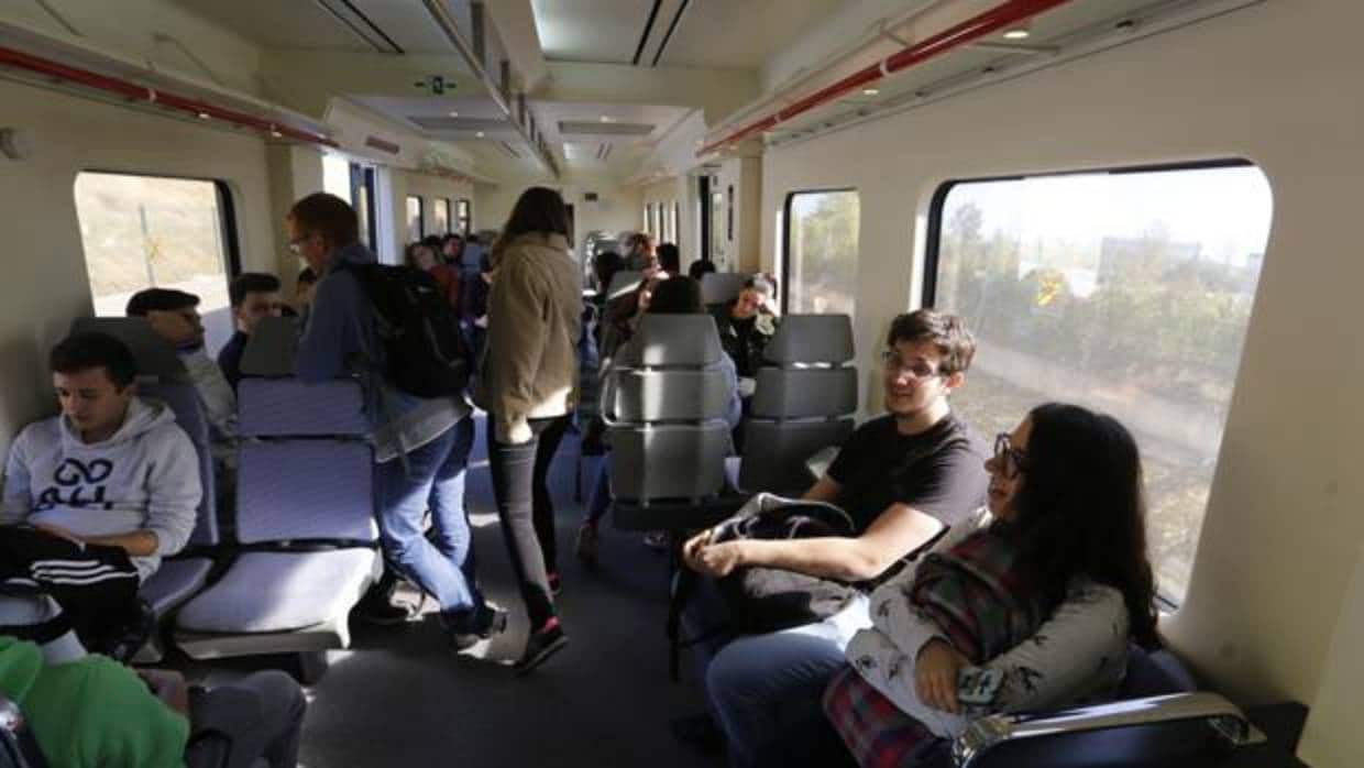 Viajeros en un vagón que enlaza la capital con Rabanales
