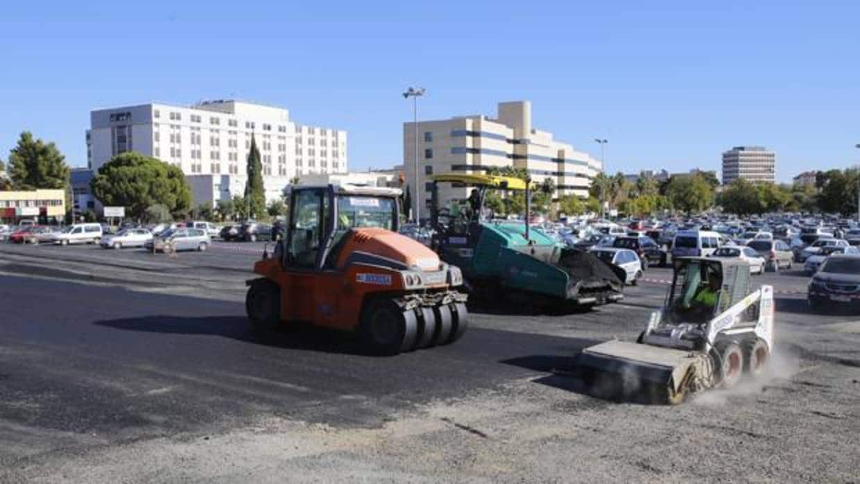 Máquinas allanan el pavimento en las nuevas instalaciones para dejar vehículos