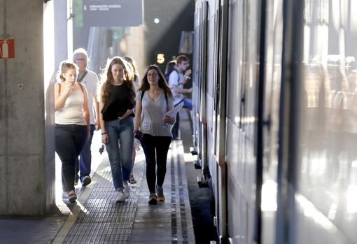 Un grupo de chicas en la estación central