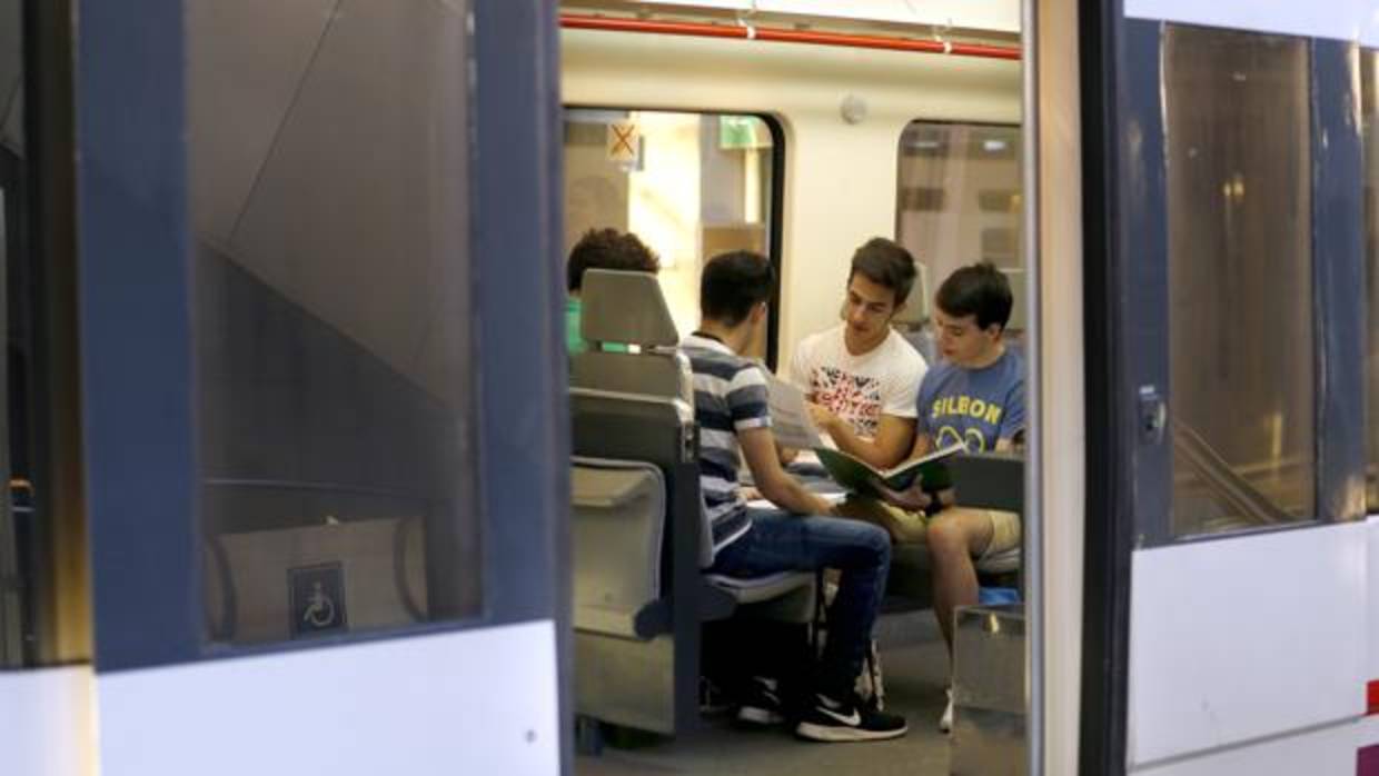 Cuatro jóvenes subidos a un vagón del tren que va a Rabanales