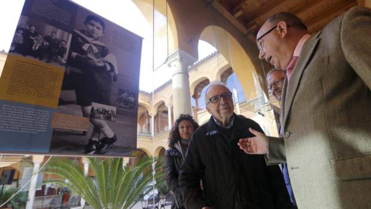 Pablo García Baena visita la exposición fotográfica sobre Ricardo Molina