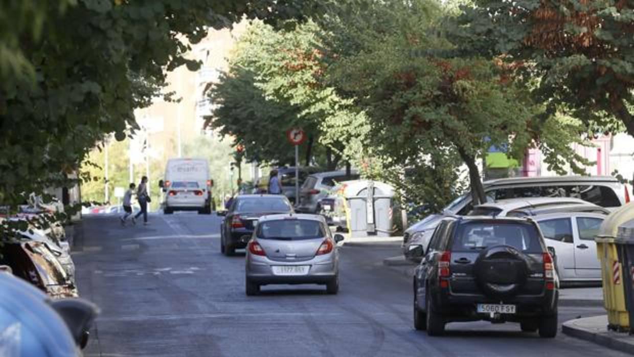 Varios coches circulan por una calzada de Ciudad Jardín