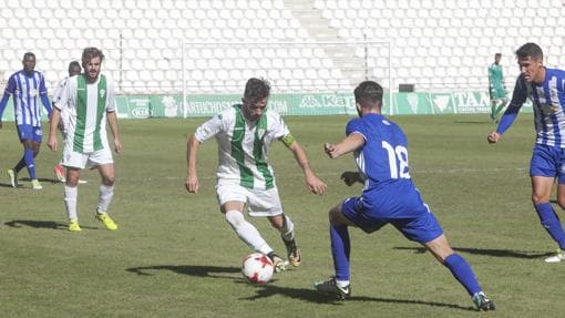 Sebas Moyano intenta marcharse de un rival ante el Receativo de Huelva