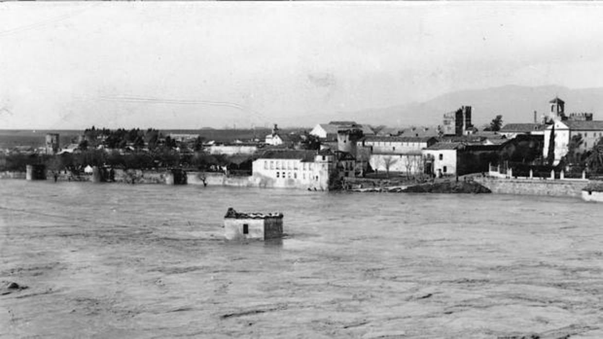 La crecida registrada en 1698 hundió un arco del Puente Romano