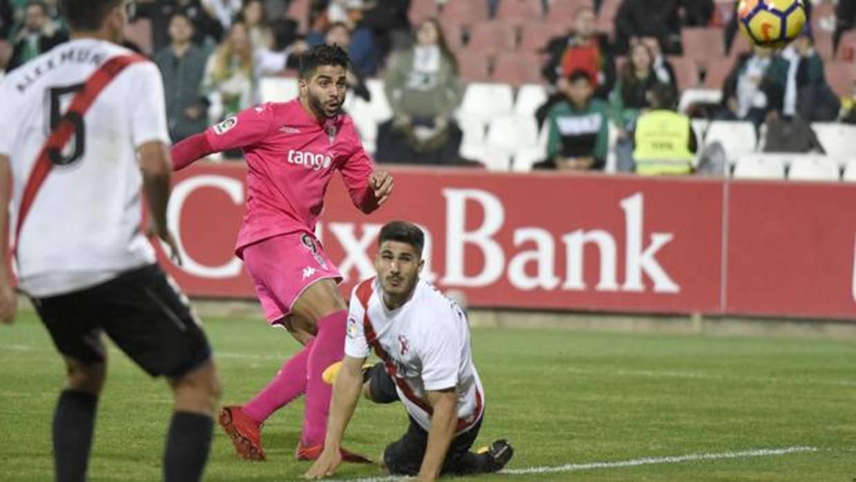 Jona Mejía en la acción que valió el primero del Córdoba ante el Sevilla Atlético