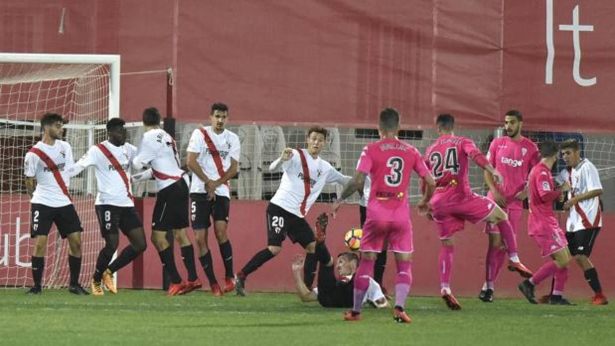 Jaime Romero ejecutó la última falta en el Sevilla Atlético-Córdoba CF