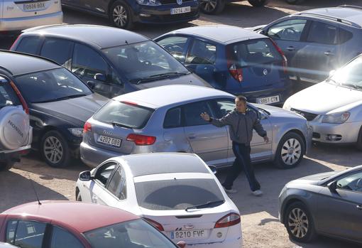 Aparcacoches en el solar junto a la estación de autobuses